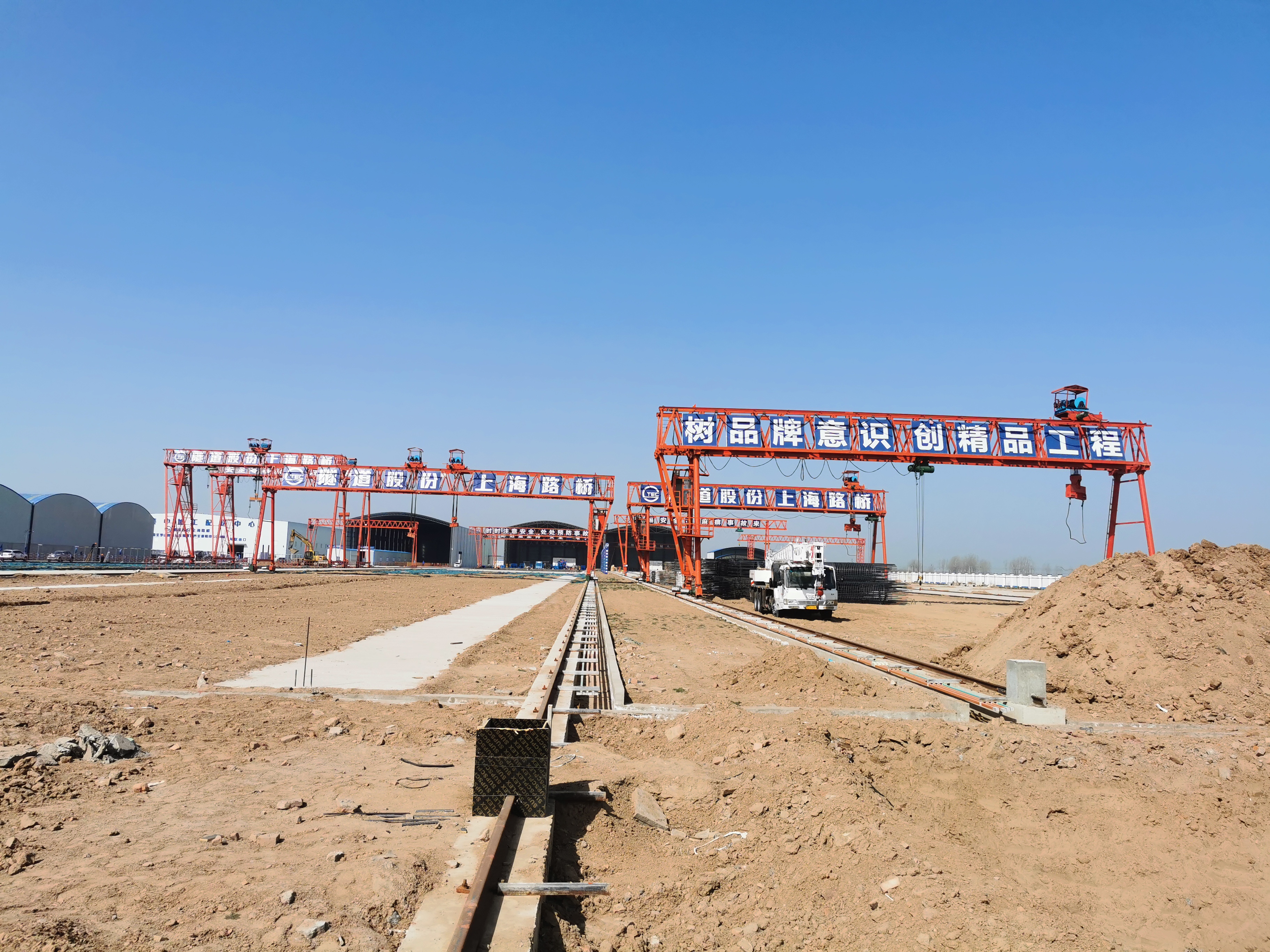 上海路橋集團采購我公司的一批門式起重機安裝完成
