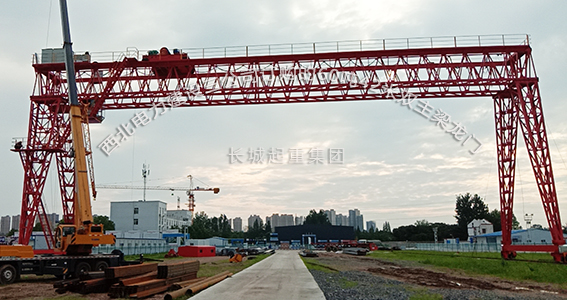 西北電力建設(shè)三公司訂購(gòu)的60噸42米雙主梁龍門(mén)